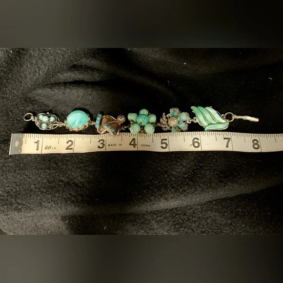 Vintage 1950s/60s Turquoise Tone Charm Bracelet – Gold Tone – Unsigned - Picture 8 of 8
